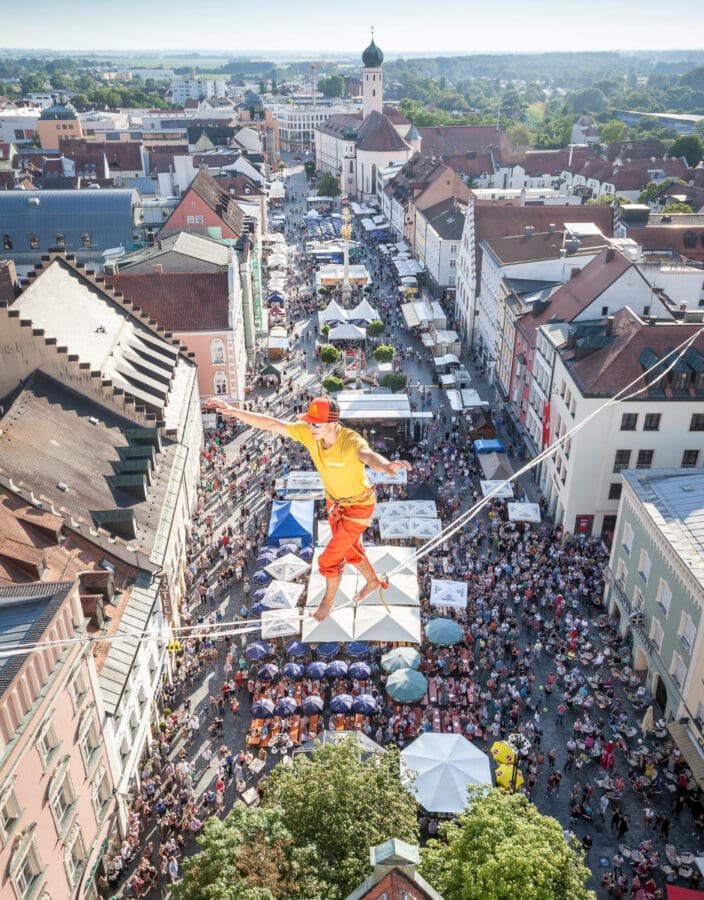 Schauspiel, Spektakel, Sensationen: Der Akrobat Lukas Irmler zu Gast auf dem Schellenbruckplatz!