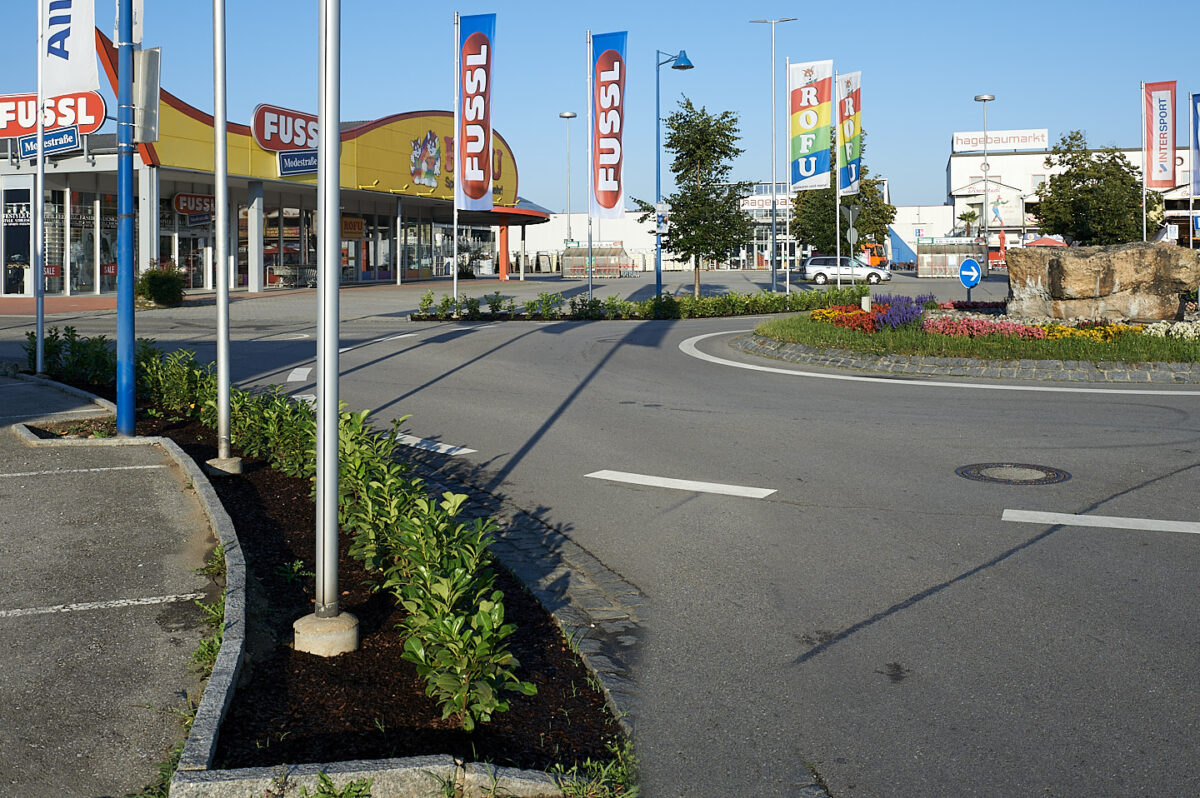 Viel Grün – Neue Bepflanzung am Kreisverkehr West
