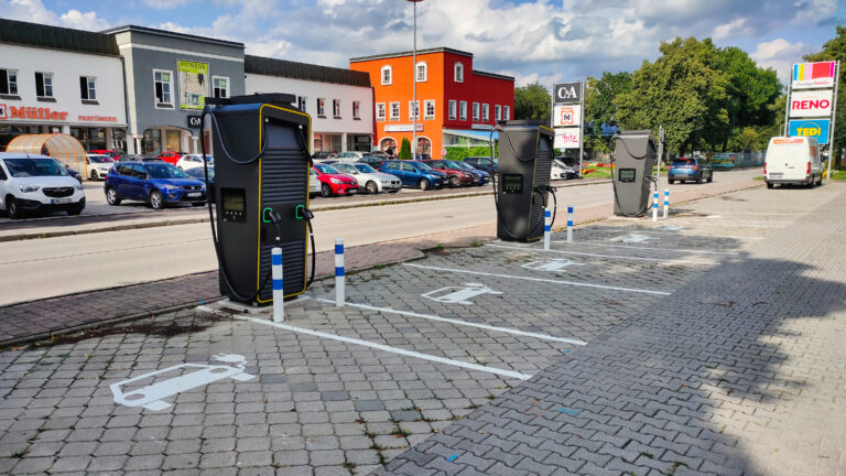 Schellenbruckplatz EV Schnellladestation beim Kino (6x laden)
